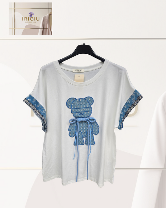 🧸 T-shirt Bianca con Orsetto Ricamato e Dettagli in Pizzo - IRIGIU Clothing Line